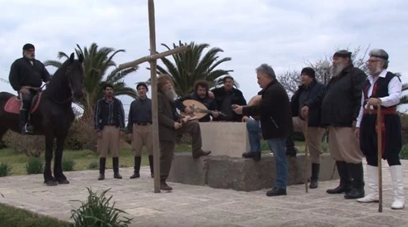 Σείεται η Κρήτη: Εφιπποι Κρητικοί τραγουδούν στον τάφο του Καζαντζάκη και γεμίζουν τα πλοία – Οι αλογατάρηδες ετοιμάζονται για νέο Θέρισο